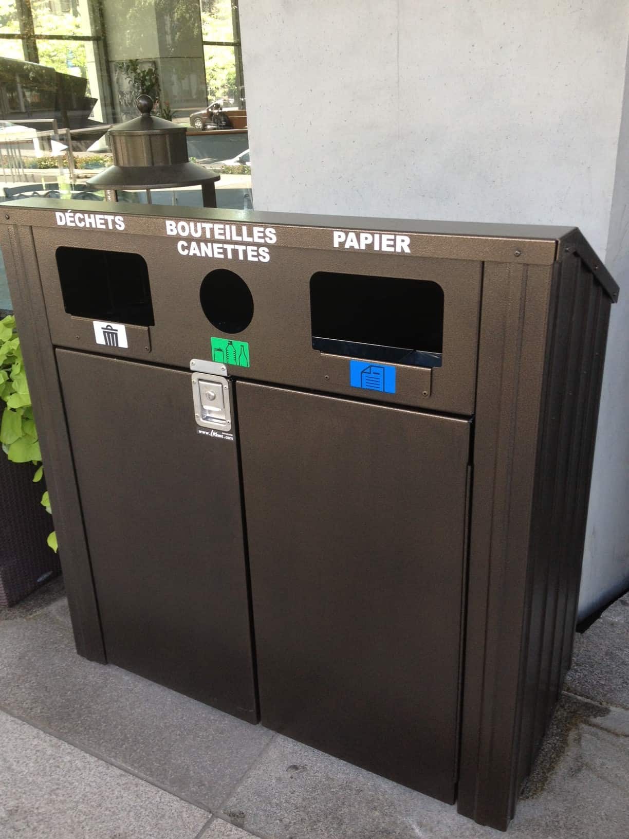 Poubelle et ilot de récupération