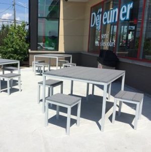 Table en acier inoxidable et dessus en plastique recyclé.